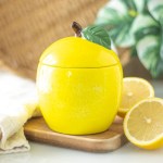 Κεραμικό δοχείο με κερί σε σχήμα και άρωμα λεμόνι - Image 2